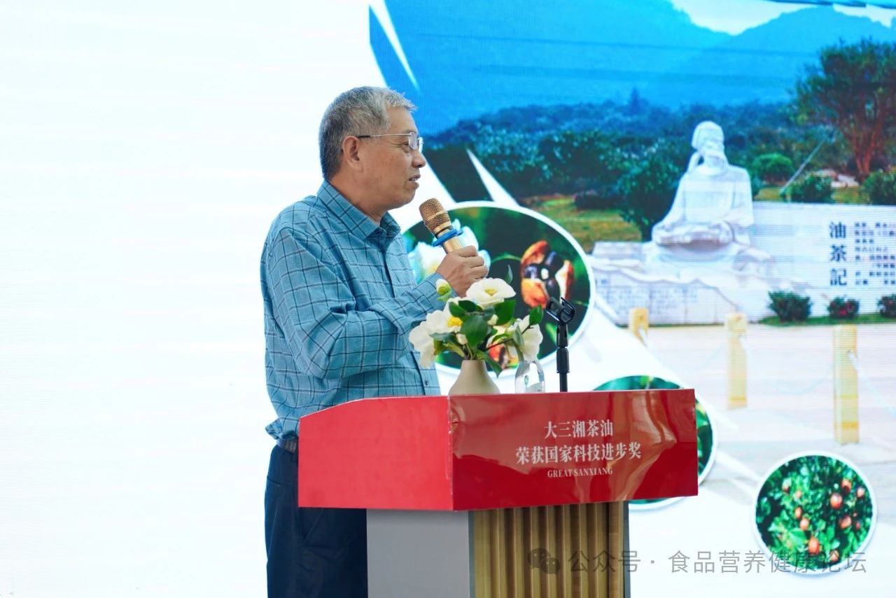 沈立榮教授作專題講座.jpg
